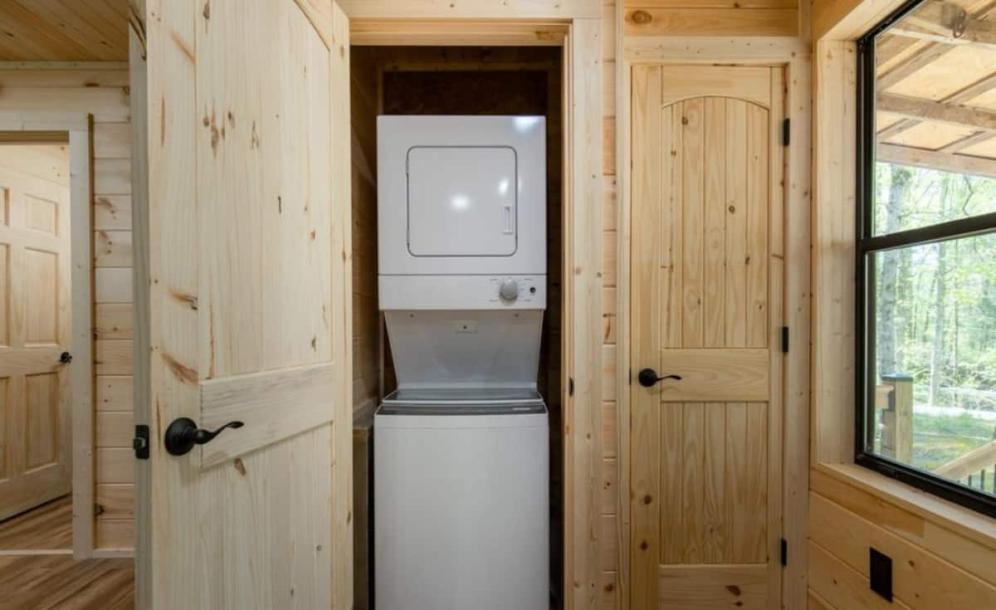 Entire cabin in Sevierville, Tennessee 4 guests2 bedrooms2 beds1 bath-3