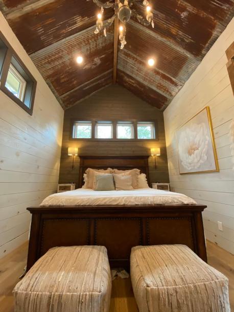 Entire cabin in Wimberley, Texas 4 guests2 bedrooms2 beds1 bath-8