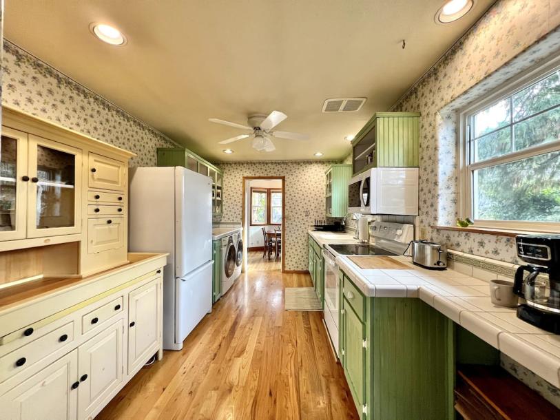 Entire home in Grants Pass, Oregon 6 guests2 bedrooms2 beds1 bath-13