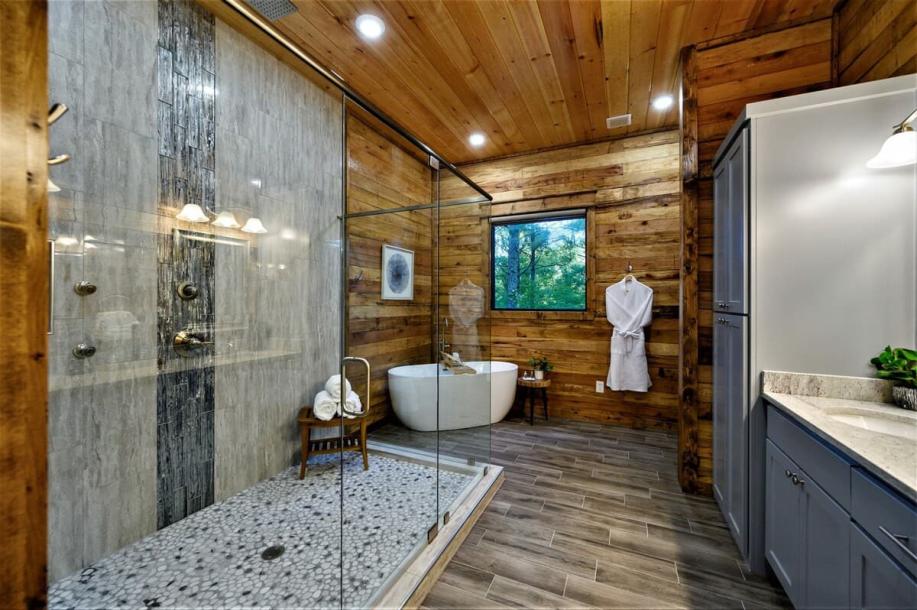 Entire cabin in Broken Bow, Oklahoma 4 guests1 bedroom2 beds2 baths-8