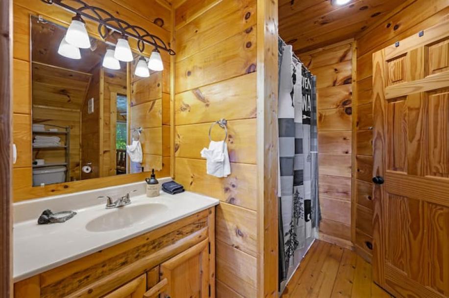 Entire cabin in Sevierville, Tennessee 5 guests1 bedroom4 beds1 bath-1