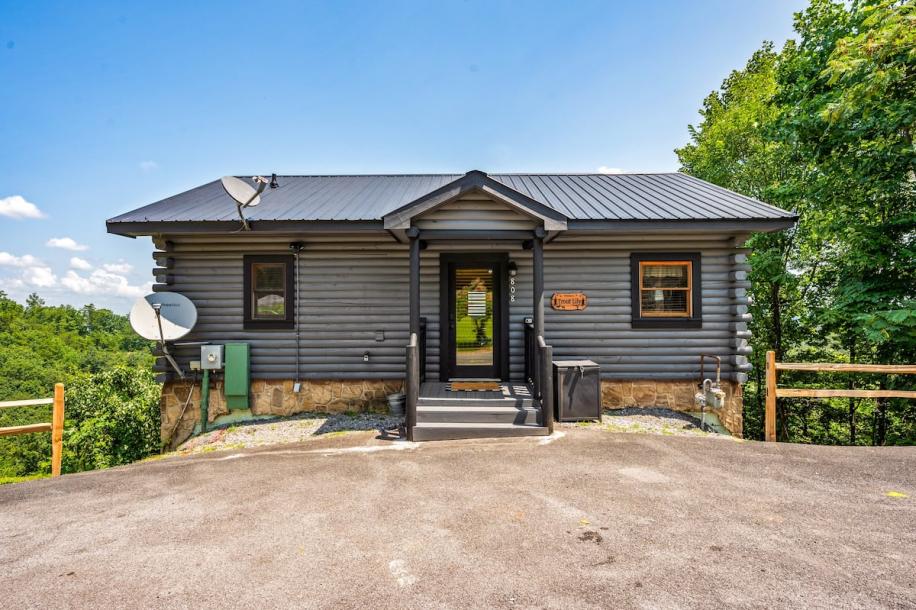 Entire cabin in Pigeon Forge, Tennessee 2 guests1 bedroom1 bed1 bath-0