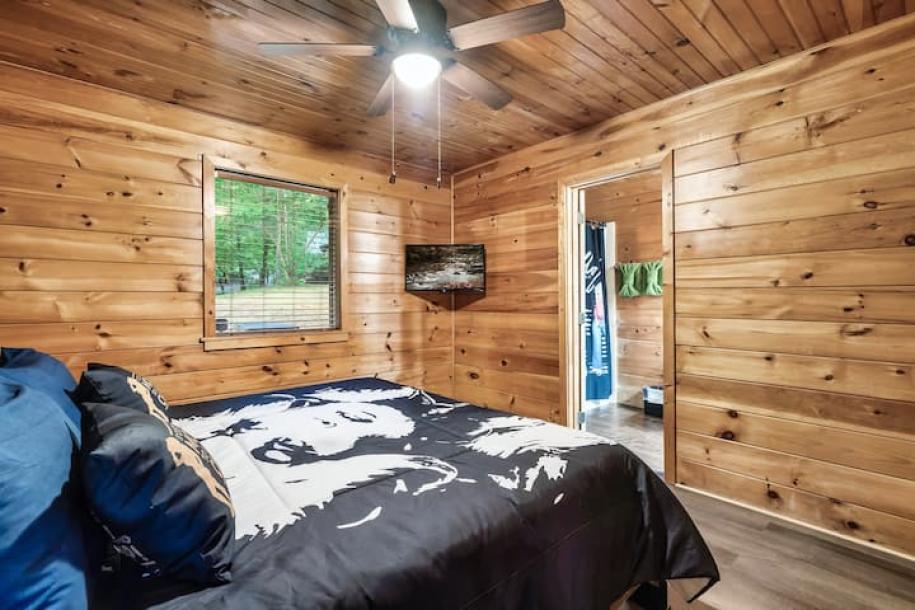 Entire cabin in Pigeon Forge, Tennessee 8 guests3 bedrooms4 beds3 baths-9