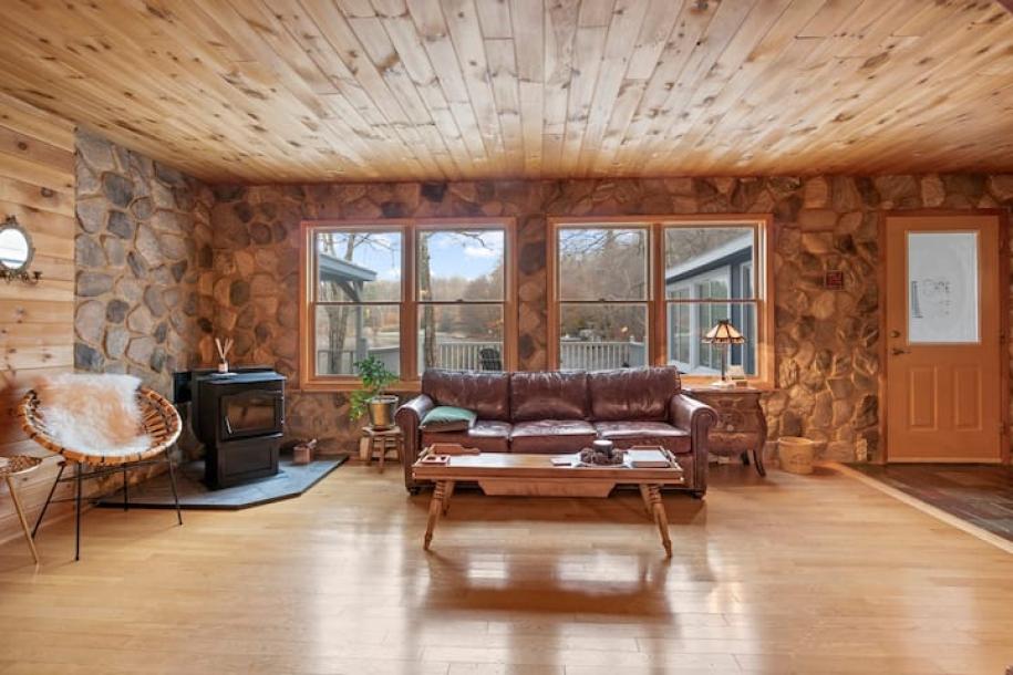 Entire cabin in Ferndale, New York 6 guests3 bedrooms4 beds2 baths-17
