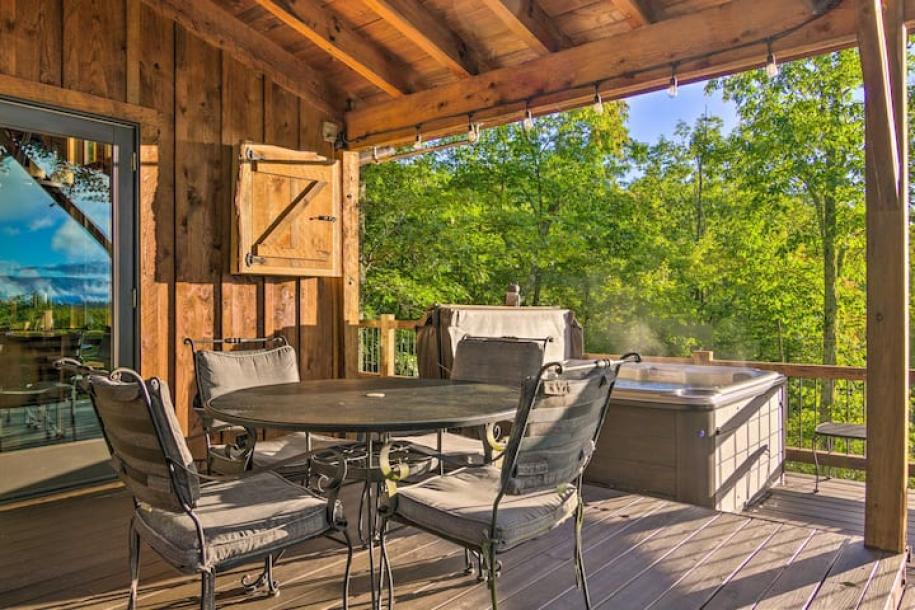 Entire cabin in Brevard, North Carolina 4 guests2 bedrooms3 beds1 bath-3