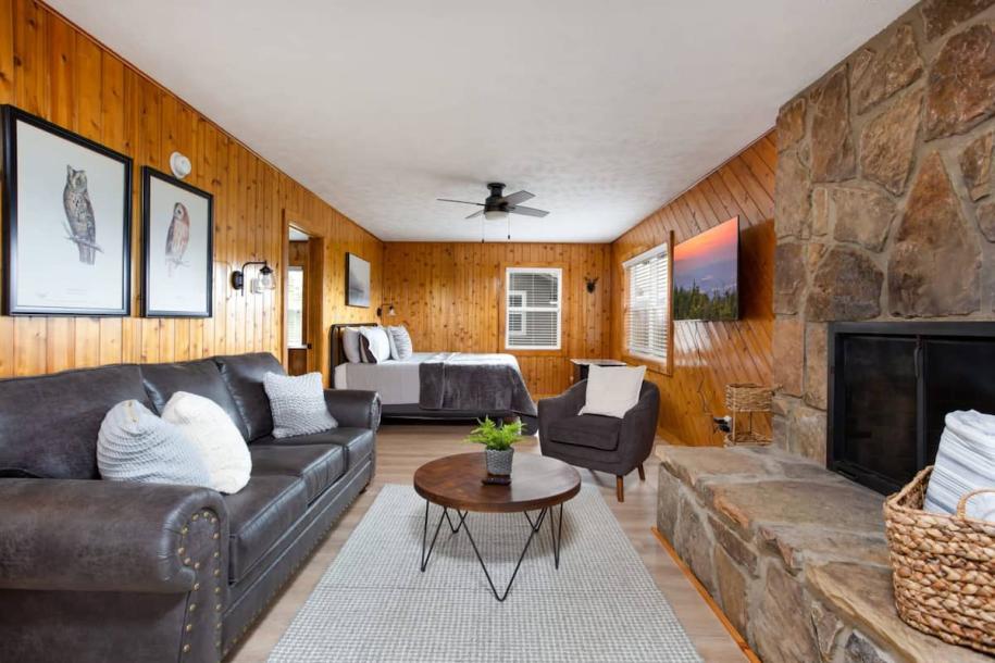 Entire cabin in Gatlinburg, Tennessee 6 guests1 bedroom3 beds1 bath-11