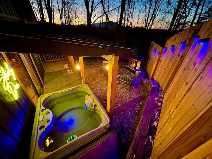 Tiny home in Pigeon Forge, Tennessee 3 guests1 bedroom2 beds1.5 baths-18