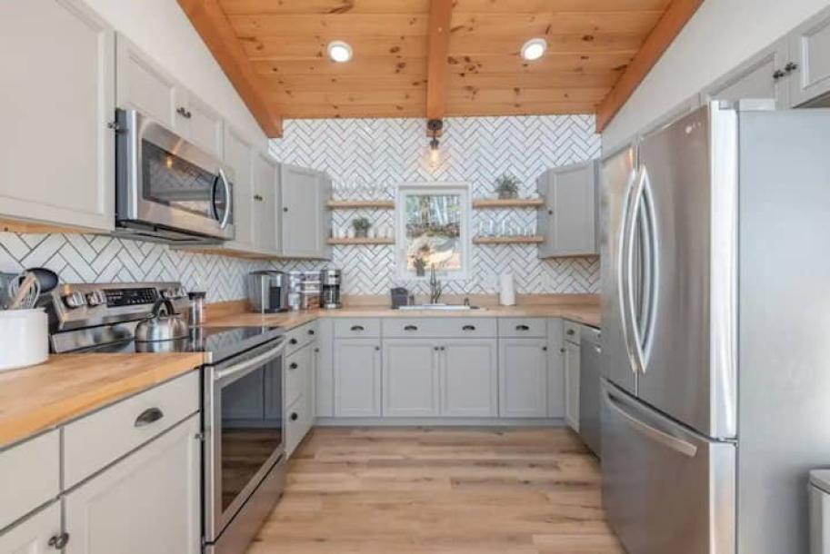 Entire cabin in Sevierville, Tennessee 8 guests3 bedrooms3 beds3.5 baths-5