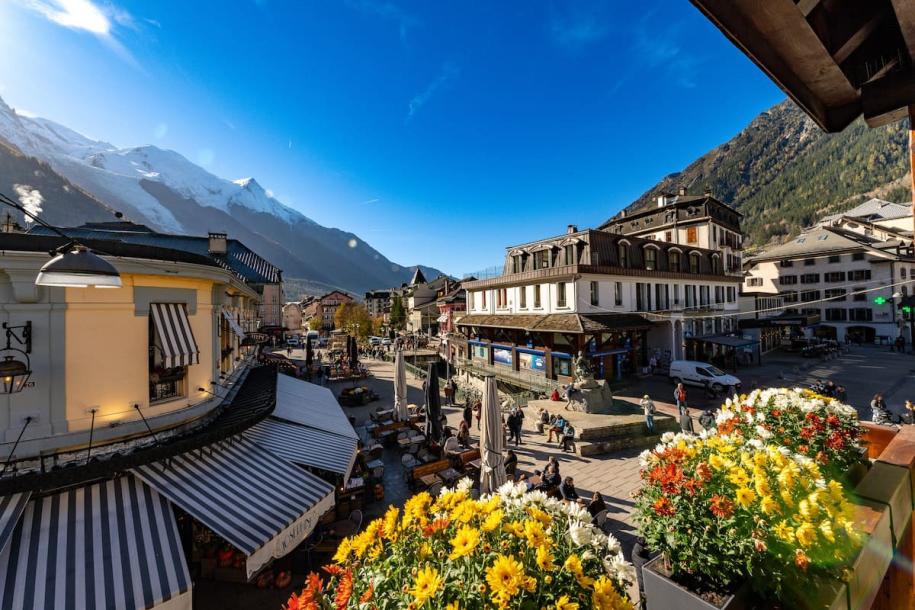 Entire rental unit in Chamonix-Mont-Blanc, France 3 guests1 bedroom3 beds1 bath-0