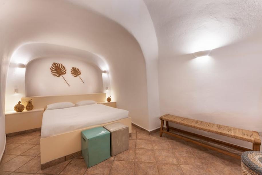 Cycladic home in Oia, Greece 5 guests2 bedrooms2 baths-11