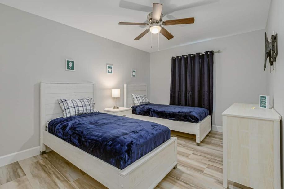 All new, lovely, spacious 3bd/2bth unit sleeps 8!-7