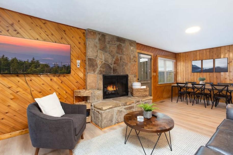 Entire cabin in Gatlinburg, Tennessee 6 guests1 bedroom3 beds1 bath-6