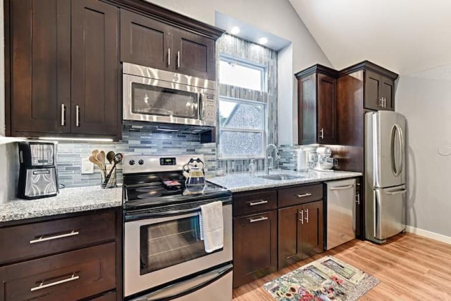 Entire home in Greenville, Texas 2 guests1 bedroom1 bed1 bath-12