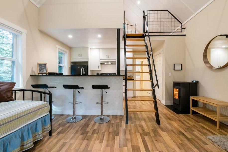 Entire cabin in Los Gatos, California 4 guests1 bedroom3 beds1 bath-0