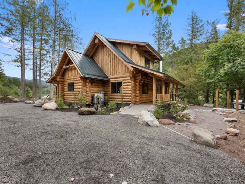 Entire home in Sandy, Oregon 6 guests2 bedrooms3 beds2 baths-19