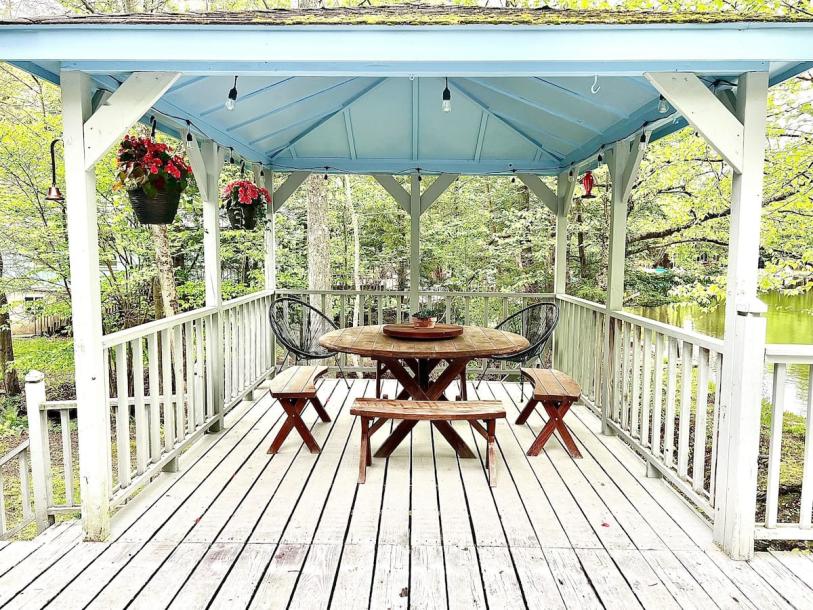 Entire cabin in Ferndale, New York 6 guests3 bedrooms4 beds2 baths-4