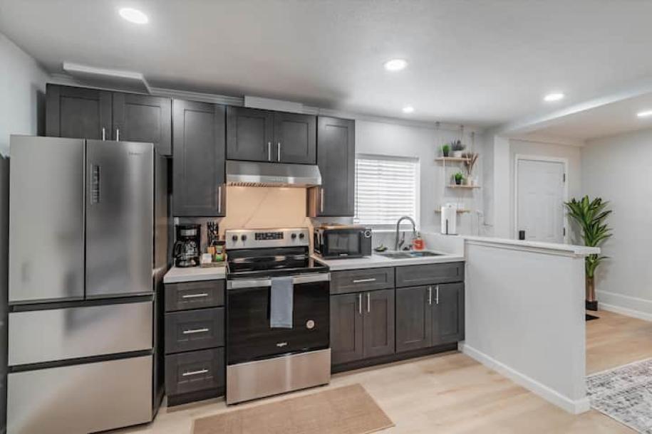 Entire home in Daly City, California 4 guests1 bedroom1 bed1 bath-6