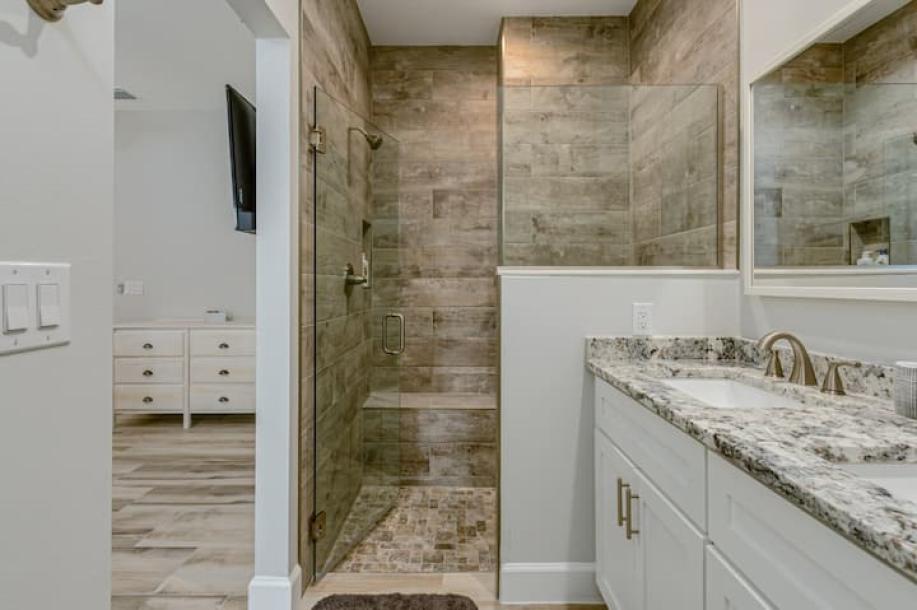 All new, lovely, spacious 3bd/2bth unit sleeps 8!-10