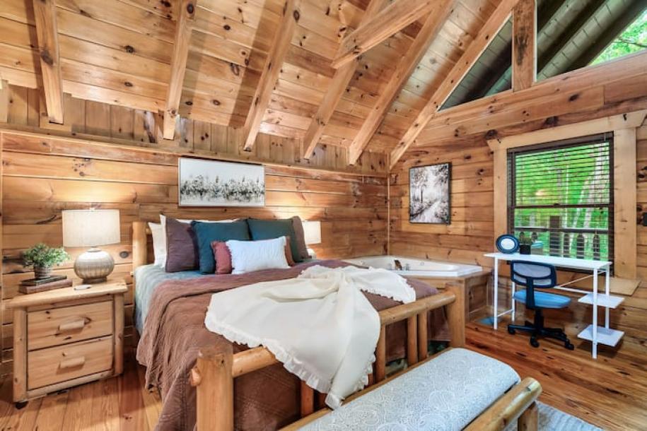 Entire cabin in Sevierville, Tennessee 4 guests1 bedroom2 beds1 bath-4