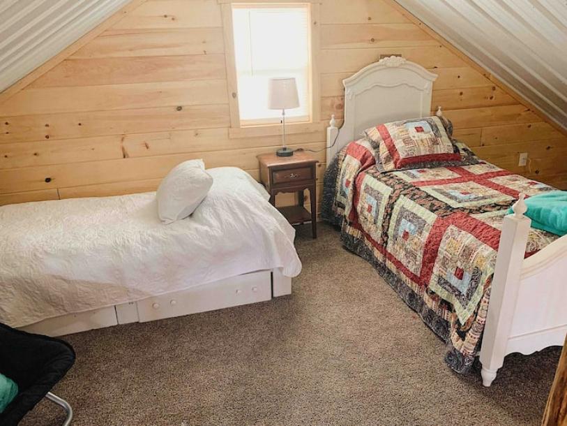 Entire cabin in Mckee, Kentucky 6 guests2 bedrooms4 beds1 bath-7