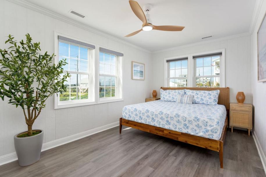 Entire townhouse in North Topsail Beach, North Carolina 10 guests4 bedrooms5 beds2.5 baths-12