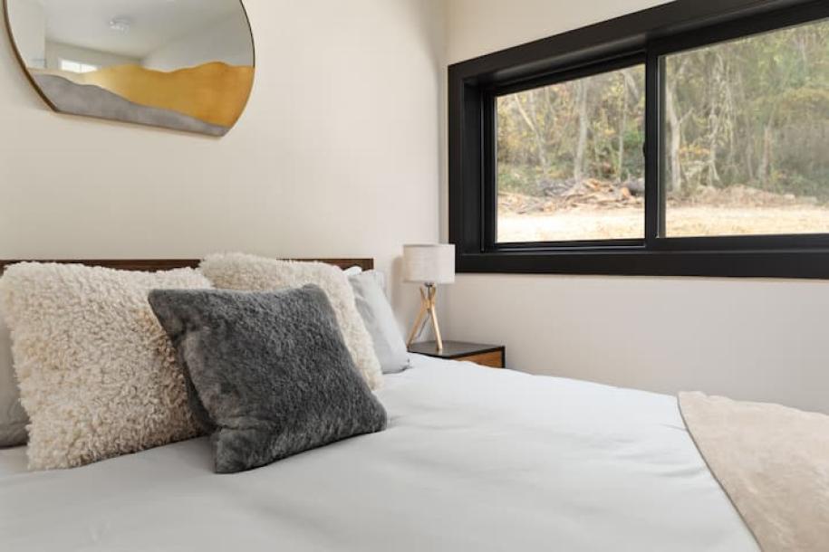 Lakeside | Hot/Cold Tub, Fireplaces, EV Charger-13
