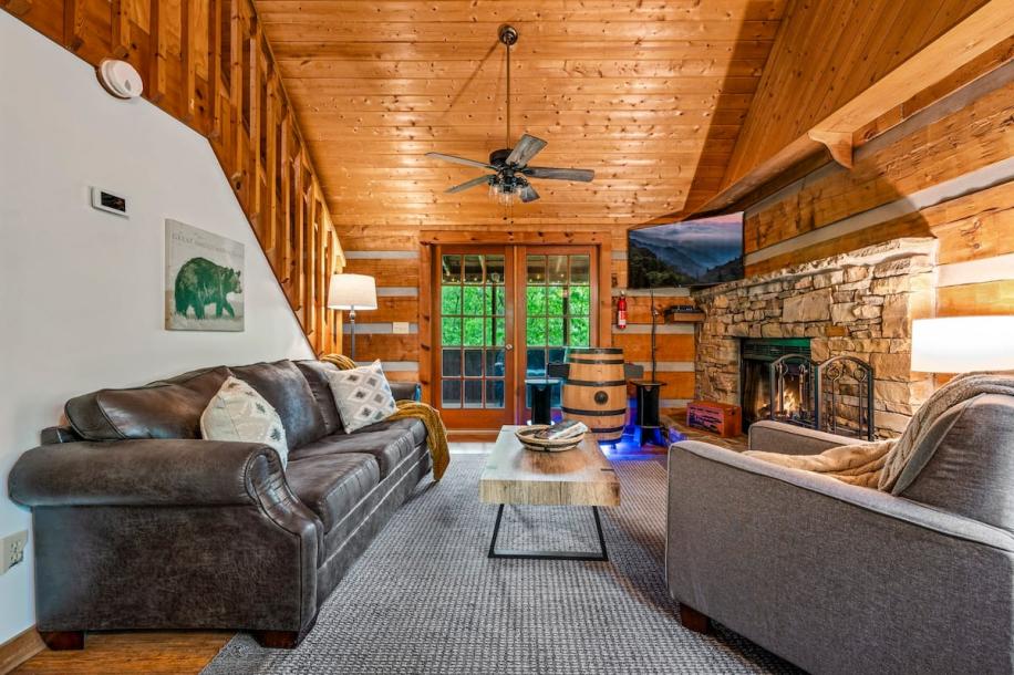 Entire cabin in Sevierville, Tennessee 6 guests2 bedrooms4 beds2 baths-12