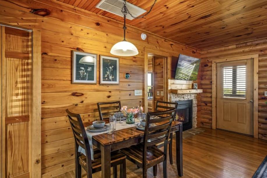 Entire cabin in Pigeon Forge, Tennessee 2 guests1 bedroom1 bed1 bath-6