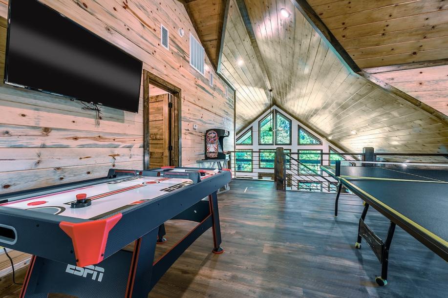 Entire cabin in Broken Bow, Oklahoma 8 guests3 bedrooms4 beds3 baths-8