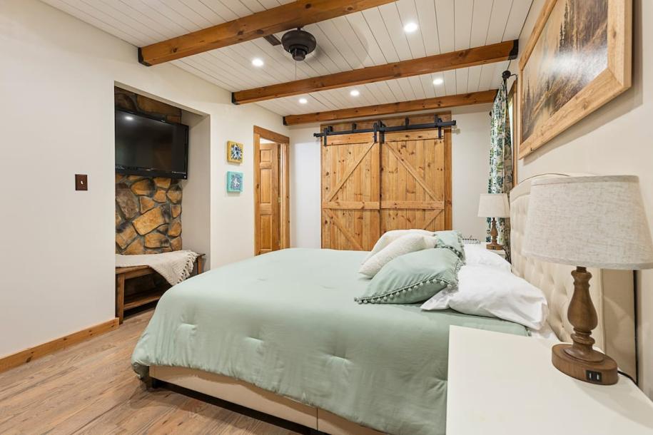 Entire cabin in Fort Valley, Virginia 4 guests1 bedroom3 beds2 baths-7