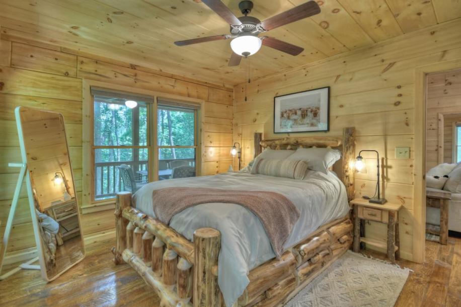 Entire home in Blue Ridge, Georgia 4 guests2 bedrooms2 beds2 baths-7