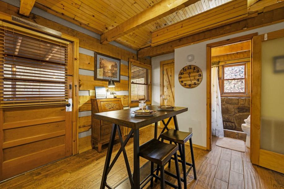 Entire cabin in Pigeon Forge, Tennessee 4 guests1 bedroom2 beds1 bath-9