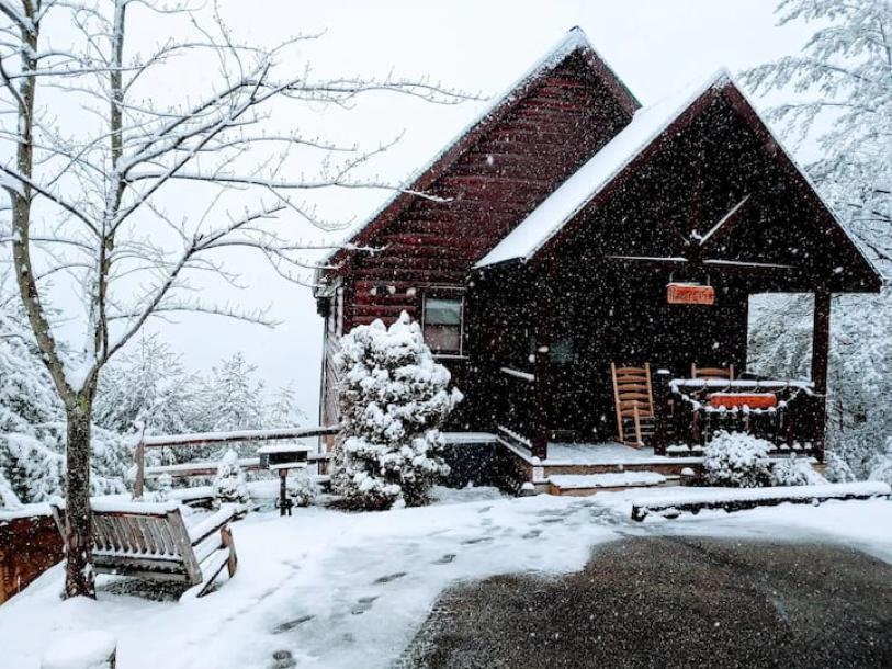 Entire cabin in Sevierville, Tennessee 2 guests1 bedroom1 bed2 baths-2