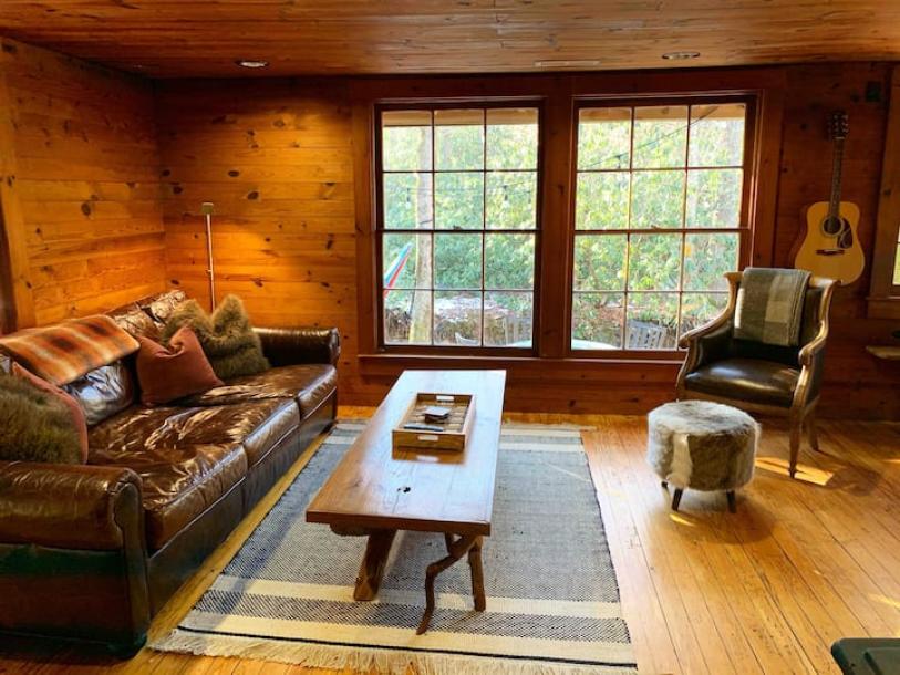 Entire cabin in Candler, North Carolina 4 guests2 bedrooms2 beds1 bath-18