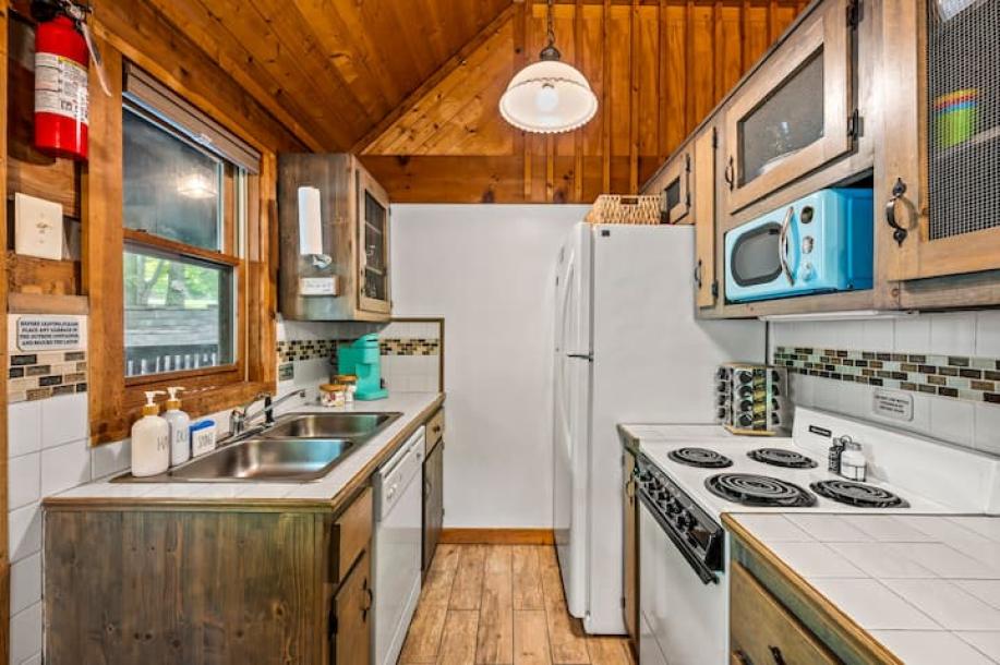Entire cabin in Sevierville, Tennessee 6 guests2 bedrooms4 beds2 baths-8