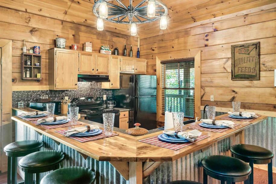 Entire cabin in Sevierville, Tennessee 4 guests2 bedrooms2 beds2 baths-15