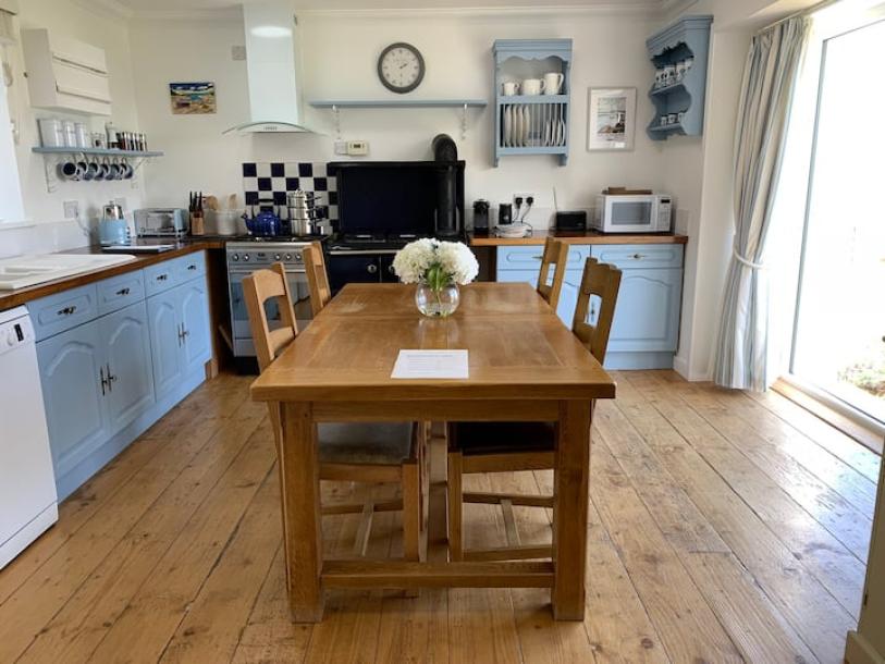Entire cottage in Staffin, United Kingdom 4 guests2 bedrooms3 beds1.5 baths-13