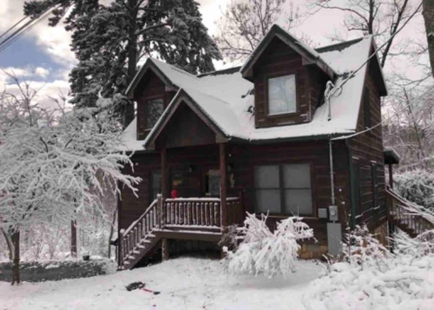 Entire cabin in Sevierville, Tennessee 5 guests1 bedroom4 beds1 bath-0