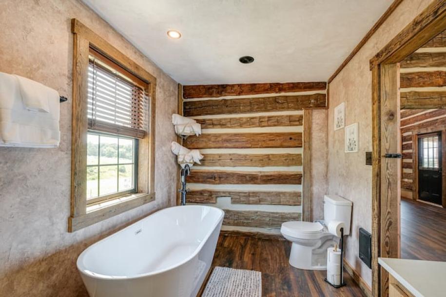 Entire cabin in Bedford, Virginia 2 guests1 bedroom1 bed1 bath-4