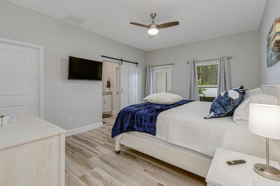 All new, lovely, spacious 3bd/2bth unit sleeps 8!-8