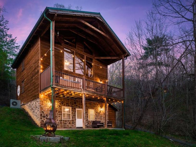 Entire cabin in Sevierville, Tennessee 6 guests1 bedroom3 beds2.5 baths-1