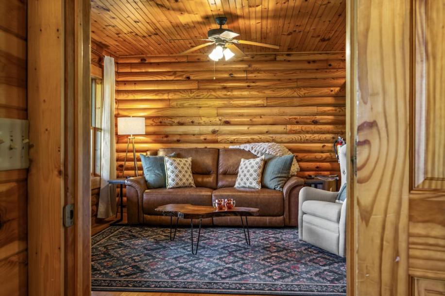 Entire cabin in Pigeon Forge, Tennessee 2 guests1 bedroom1 bed1 bath-10