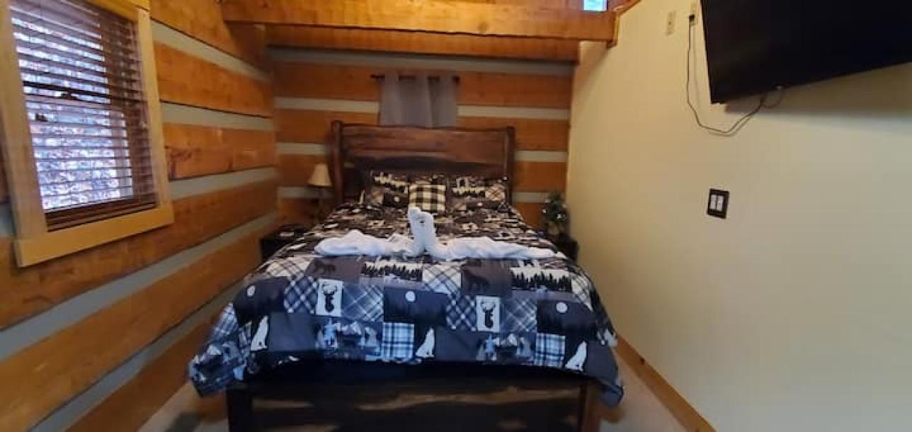Entire cabin in Pigeon Forge, Tennessee 4 guests1 bedroom2 beds1 bath-1
