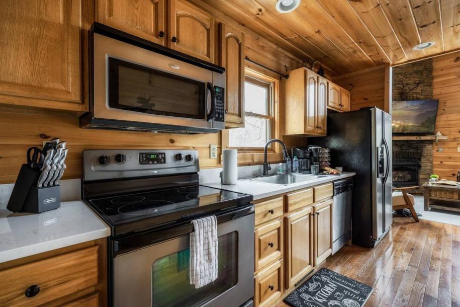 Entire cabin in Sevierville, Tennessee 6 guests1 bedroom3 beds2.5 baths-6
