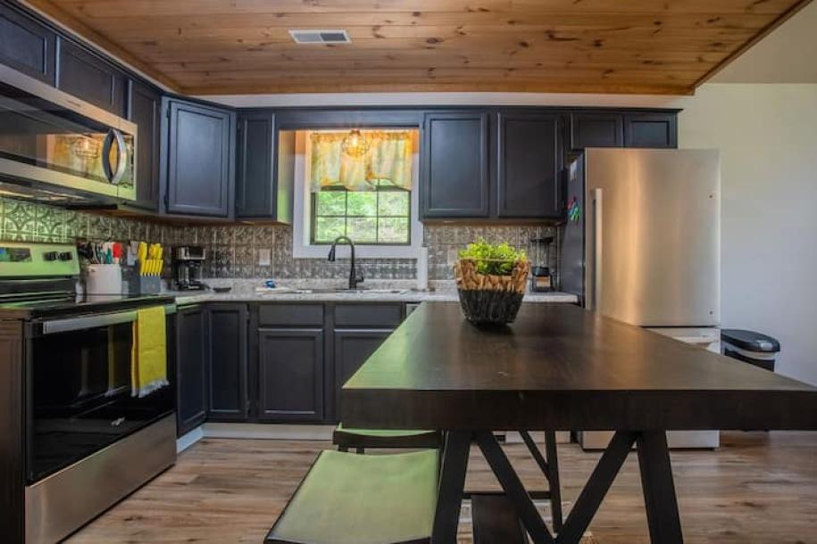 Entire cabin in Gatlinburg, Tennessee 2 guests1 bedroom1 bed1.5 baths-11