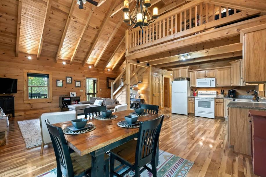 Entire cabin in Madison, Indiana 4 guests2 bedrooms2 beds2 baths-11