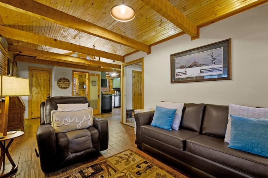 Entire cabin in Pigeon Forge, Tennessee 4 guests1 bedroom2 beds1 bath-6