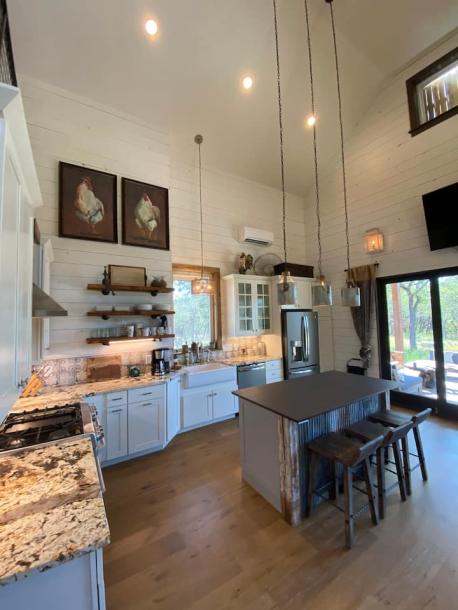 Entire cabin in Wimberley, Texas 4 guests2 bedrooms2 beds1 bath-6