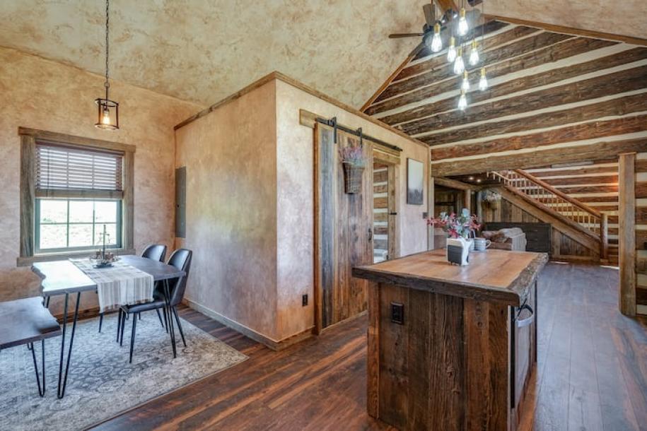 Entire cabin in Bedford, Virginia 2 guests1 bedroom1 bed1 bath-7