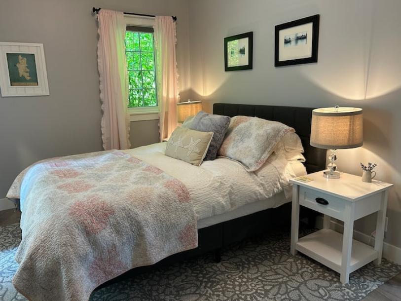 Entire cottage in Bainbridge Island, Washington 4 guests1 bedroom3 beds1 bath-12